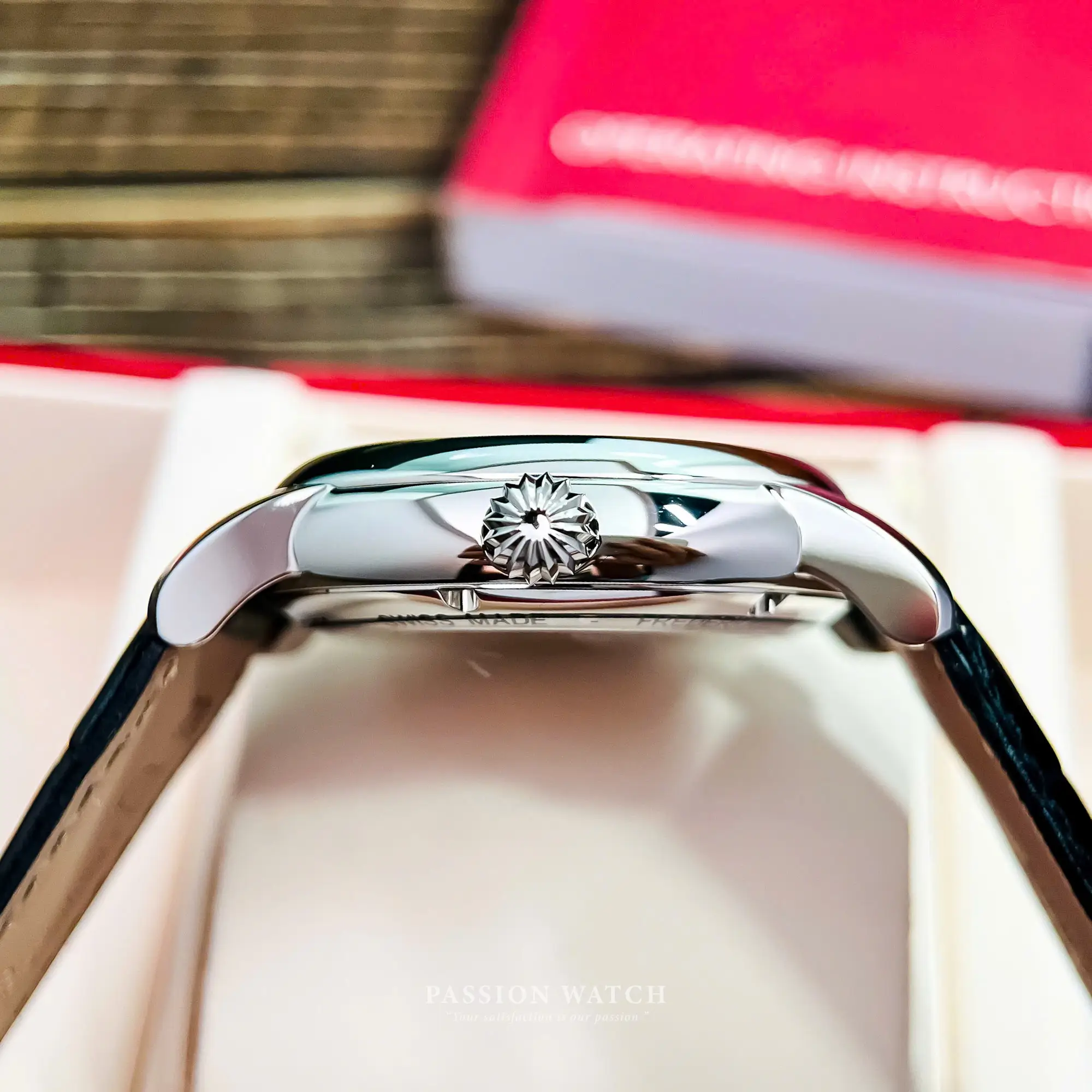 frederique-constant-fc-710mc4h6-7 Frederique Constant FC-710MC4H6 chụp góc nghiêng phải, lộ rõ núm vặn và chi tiết hoàn thiện sắc sảo