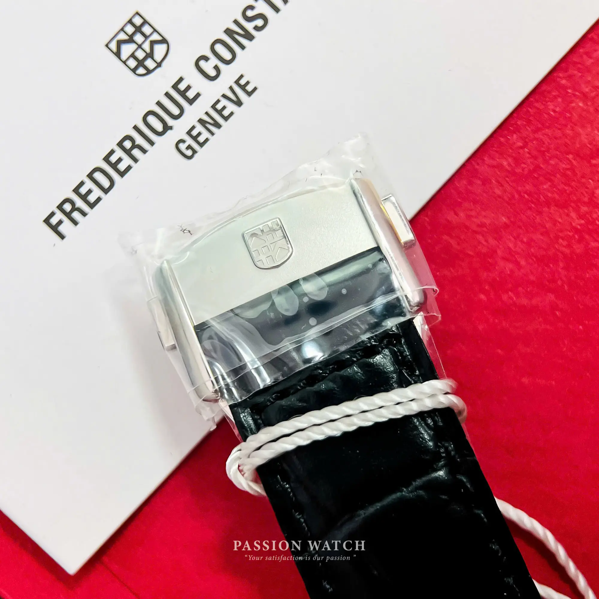 frederique-constant-fc-710mc4h6-8 Khóa dây đồng hồ Frederique Constant FC-710MC4H6 bằng thép, khắc logo thương hiệu tinh tế.