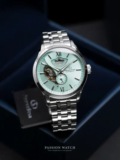 Orient Star RE-AV0B11E00B ( RK-AV0B12E) Limited Edition thiết kế lộ cơ Open Heart với màu mặt số xanh bạc hà. Dây vỏ thép không gỉ.