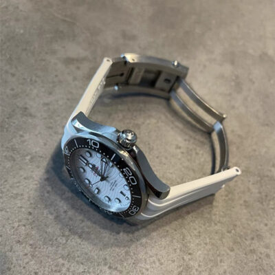 day cao su cho omega seamaster diver 300m 2018 42mm khoa gap 2 | Passion Watch