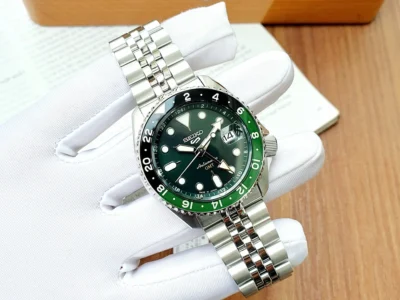 seiko 5 sports gmt sbsc019 ssk035k1 1 Dây Jubilee bằng thép không gỉ 316L của Seiko SBSC019, thiết kế ôm tay, kết hợp giữa bề mặt đánh bóng và phay xước tinh tế.