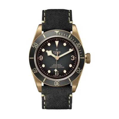 Đồng hồ Tudor Black Bay Bronze M79250BA-0001 với ánh đồng patina độc đáo theo thời gian, phù hợp cho những người yêu thích phong cách cổ điển.