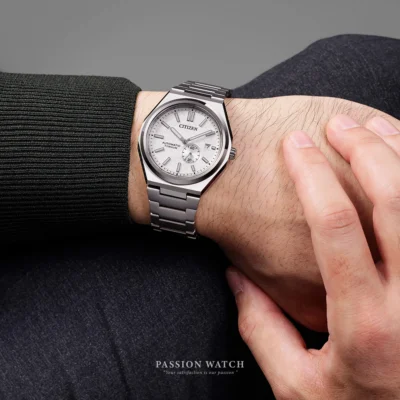 citizen zenshin nj0180 80a 3 Citizen Zenshin NJ0180-80A khi đeo trên cổ tay, tôn lên phong cách hiện đại với thiết kế dây liền vỏ, kích thước vừa vặn và vẻ ngoài thanh lịch