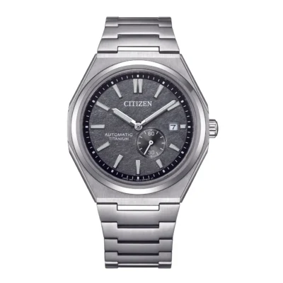 Citizen Zenshin NJ0180-80H với mặt số màu xám cát sần, kim giây nhỏ tại góc 4h30, lịch ngày tại góc 3h, dây và vỏ làm từ Super Titanium cao cấp.