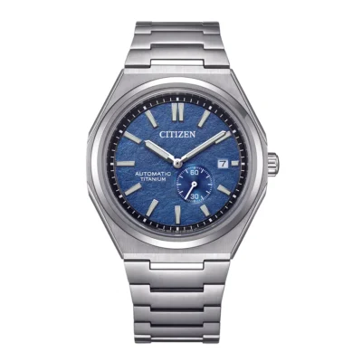 Citizen Zenshin NJ0180-80L với mặt số màu xanh dương cát sần, kim giây nhỏ tại góc 4h30, lịch ngày tại góc 3h, dây và vỏ làm từ Super Titanium cao cấp.