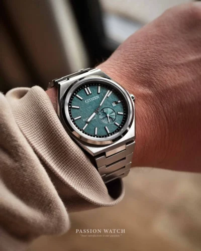 Đồng hồ Citizen Zenshin NJ0180-80X khi đeo trên cổ tay, tôn lên phong cách hiện đại với thiết kế dây liền vỏ, kích thước vừa vặn và vẻ ngoài thanh lịch