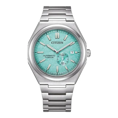 Citizen Zenshin NJ0180-80M với mặt số màu xanh băng nhẹ nhàng (light blue), kim giây nhỏ tại góc 4h30, lịch ngày tại góc 3h, dây và vỏ làm từ Super Titanium cao cấp.