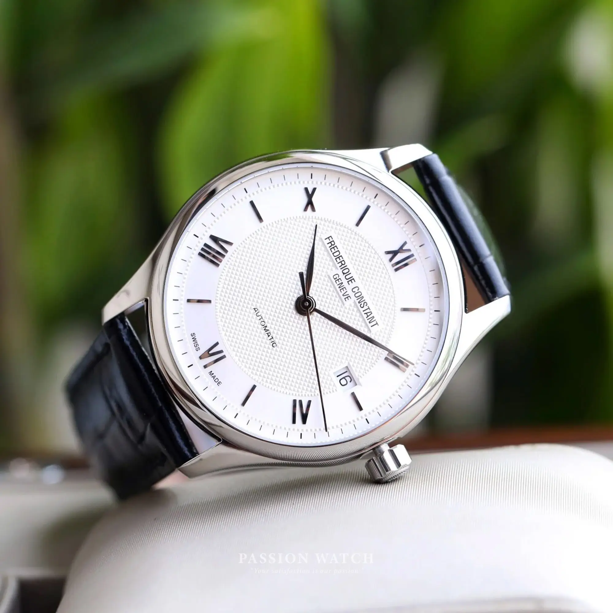 frederique-constant-fc-303ms5b6-12 Đồng hồ Frederique Constant FC-303MS5B6 đặt trên nền phẳng, thể hiện rõ nét thiết kế cổ điển với mặt số trắng, cọc số La Mã và bộ kim chỉ giờ thanh mảnh, mang đậm phong cách Thụy Sỹ