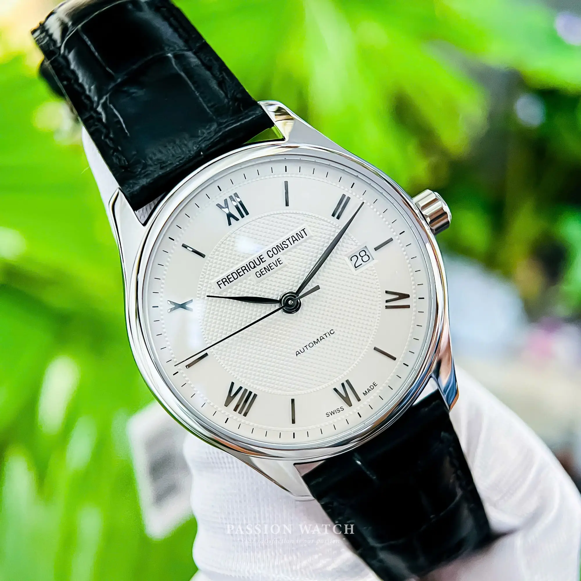 frederique-constant-fc-303ms5b6-2 Cận cảnh toàn bộ đồng hồ Frederique Constant FC-303MS5B6, tôn lên sự kết hợp hoàn hảo giữa các chi tiết mạ PVD đen và thiết kế dial trắng sáng, mang đến vẻ đẹp thanh lịch