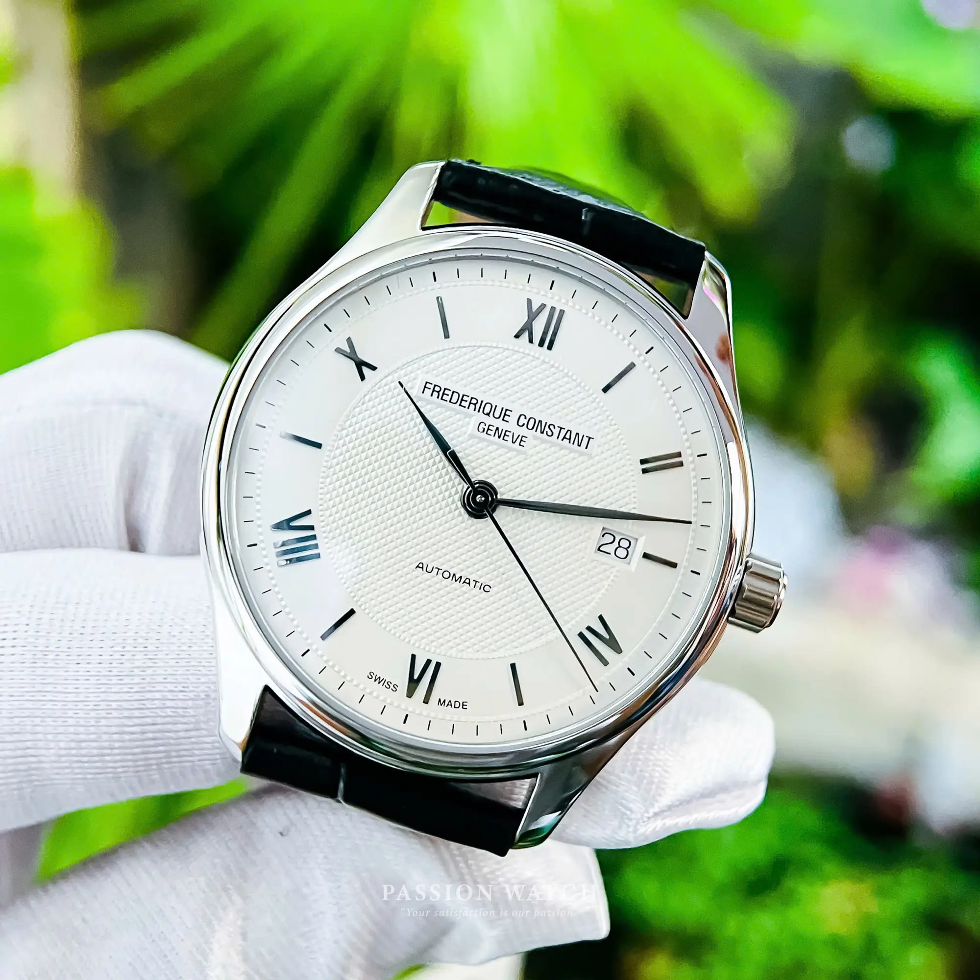 frederique-constant-fc-303ms5b6-4 Cận cảnh mặt số của Frederique Constant FC-303MS5B6, với kim chỉ giờ màu đen bóng và các chi tiết vân Guilloché tinh xảo trên nền dial trắng, tạo cảm giác thanh lịch, cổ điển