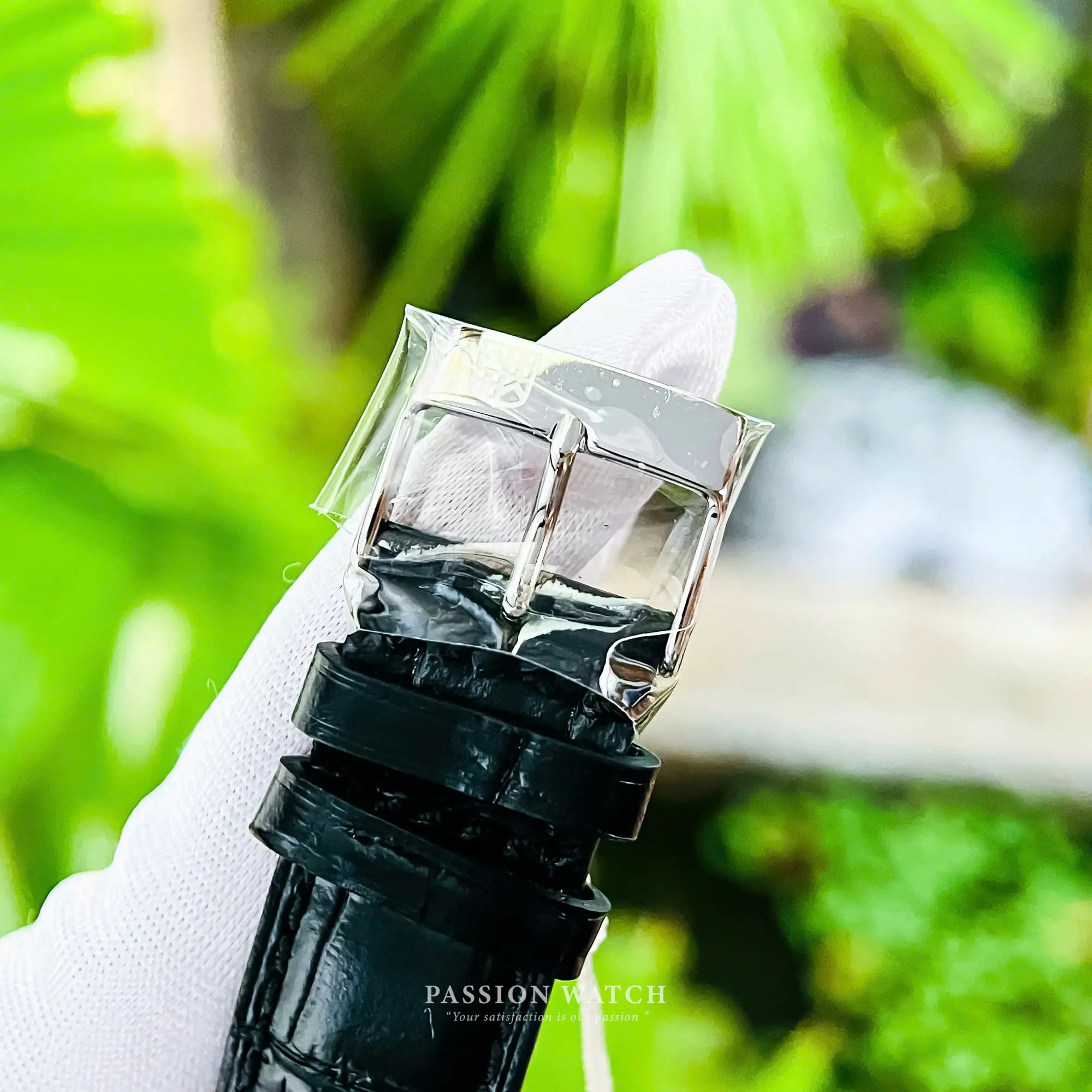 frederique-constant-fc-303ms5b6-8 Khóa dây đồng hồ Frederique Constant FC-303MS5B6, được làm từ thép không gỉ với chi tiết khắc logo thương hiệu, đảm bảo độ bền và sự an toàn khi đeo