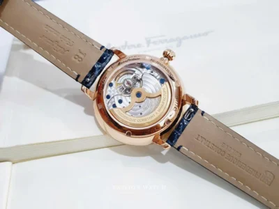 Mặt đáy lộ cơ của Frederique Constant FC-701NSD3S4, hiển thị bộ máy in-house FC-701 với 26 chân kính, tần số 28.800 vph và 42 giờ trữ cót.