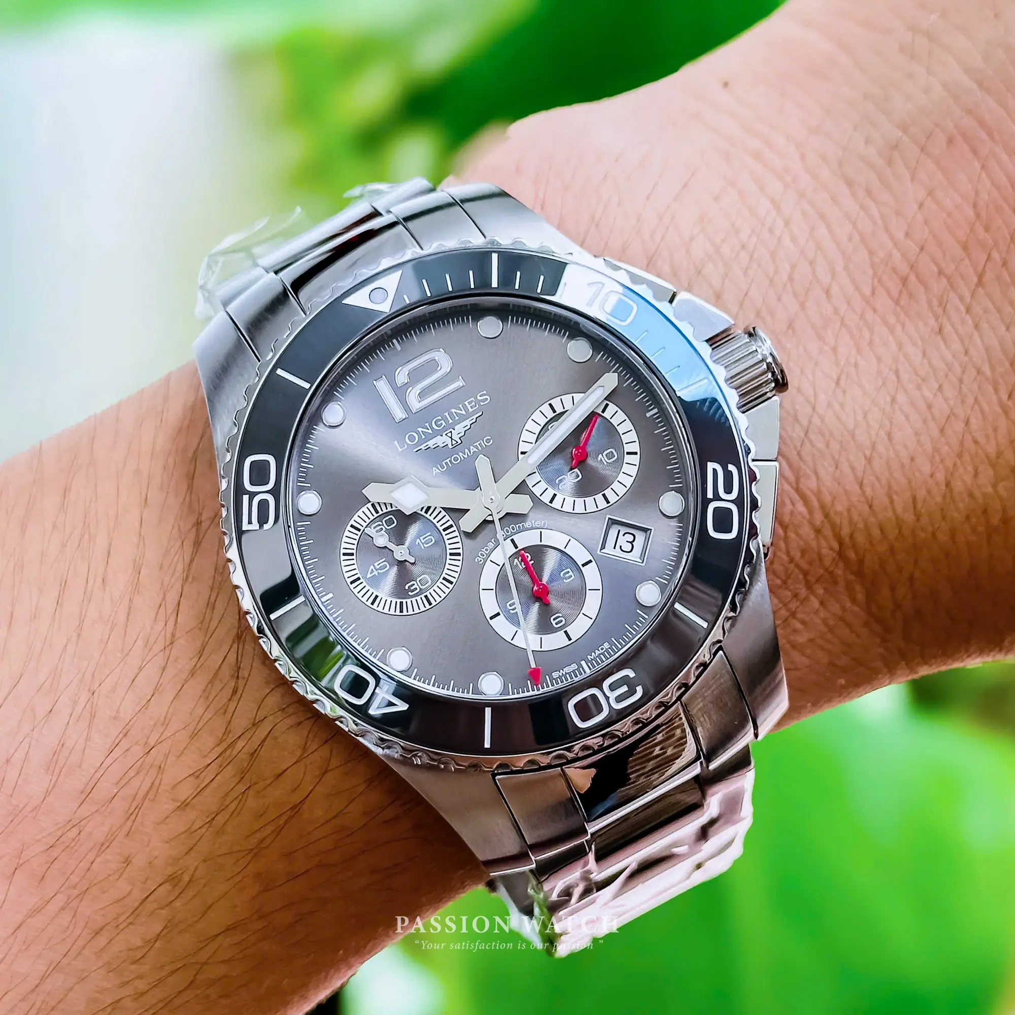 longines-hydroconquest-l3-883-4-76-6-like-new-3 Đồng hồ Longines HydroConquest L3.883.4.76.6 lên tay thể thao, kim đỏ nổi bật, phù hợp phong cách năng động