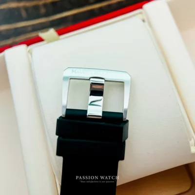 Chi tiết khóa gập bằng thép không gỉ của đồng hồ Maurice Lacroix Aikon AI6038-SS000-330-2, khắc logo thương hiệu tinh tế, kết hợp hoàn hảo với dây cao su đen cao cấp