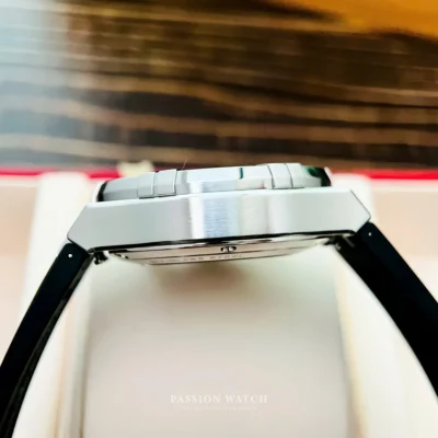 Cạnh bên đối diện núm chỉnh giờ của đồng hồ Maurice Lacroix Aikon AI6038-SS000-330-2, thể hiện rõ thiết kế vỏ thép không gỉ mạnh mẽ và các đường vát cứng cáp, sắc nét.