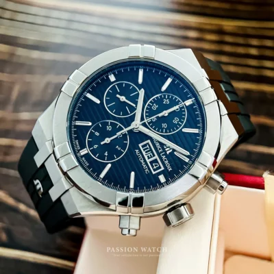 Maurice Lacroix Aikon AI6038-SS000-330-2 Like New với mặt số màu đen sang trọng, chức năng chronograph, dây cao su đen và vỏ thép không gỉ kích thước 44mm.