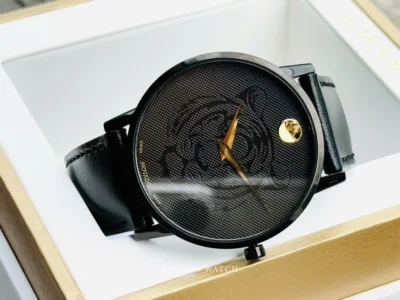 movado 0607586 5 Đồng hồ Movado 0607586 trên tay, vỏ thép không gỉ màu đen kết hợp với dây da đen, tôn lên vẻ đẹp mạnh mẽ và thanh lịch.