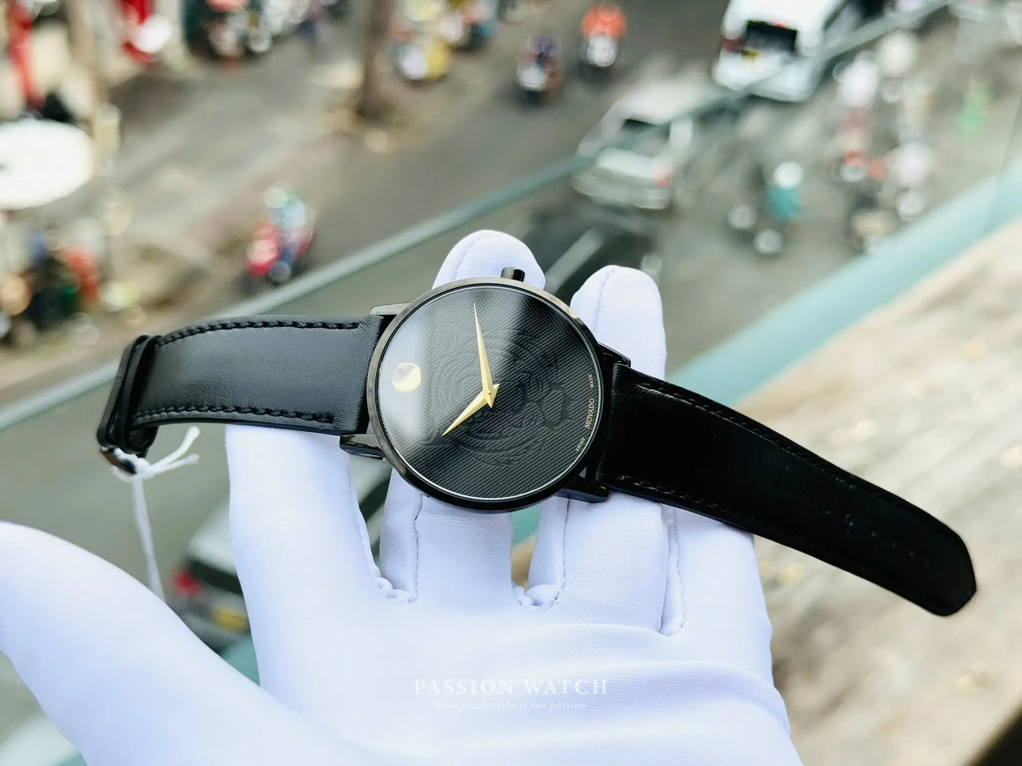 movado-0607586-9 Dây da màu đen của Movado 0607586, mềm mại và chắc chắn, kết hợp hài hòa với vỏ thép đen, tạo cảm giác thoải mái khi đeo