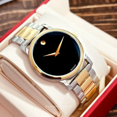 Góc nghiêng đồng hồ Movado Museum 2100016, nổi bật với thiết kế mỏng nhẹ, mặt số đen đơn giản và dây vỏ mạ demi vàng