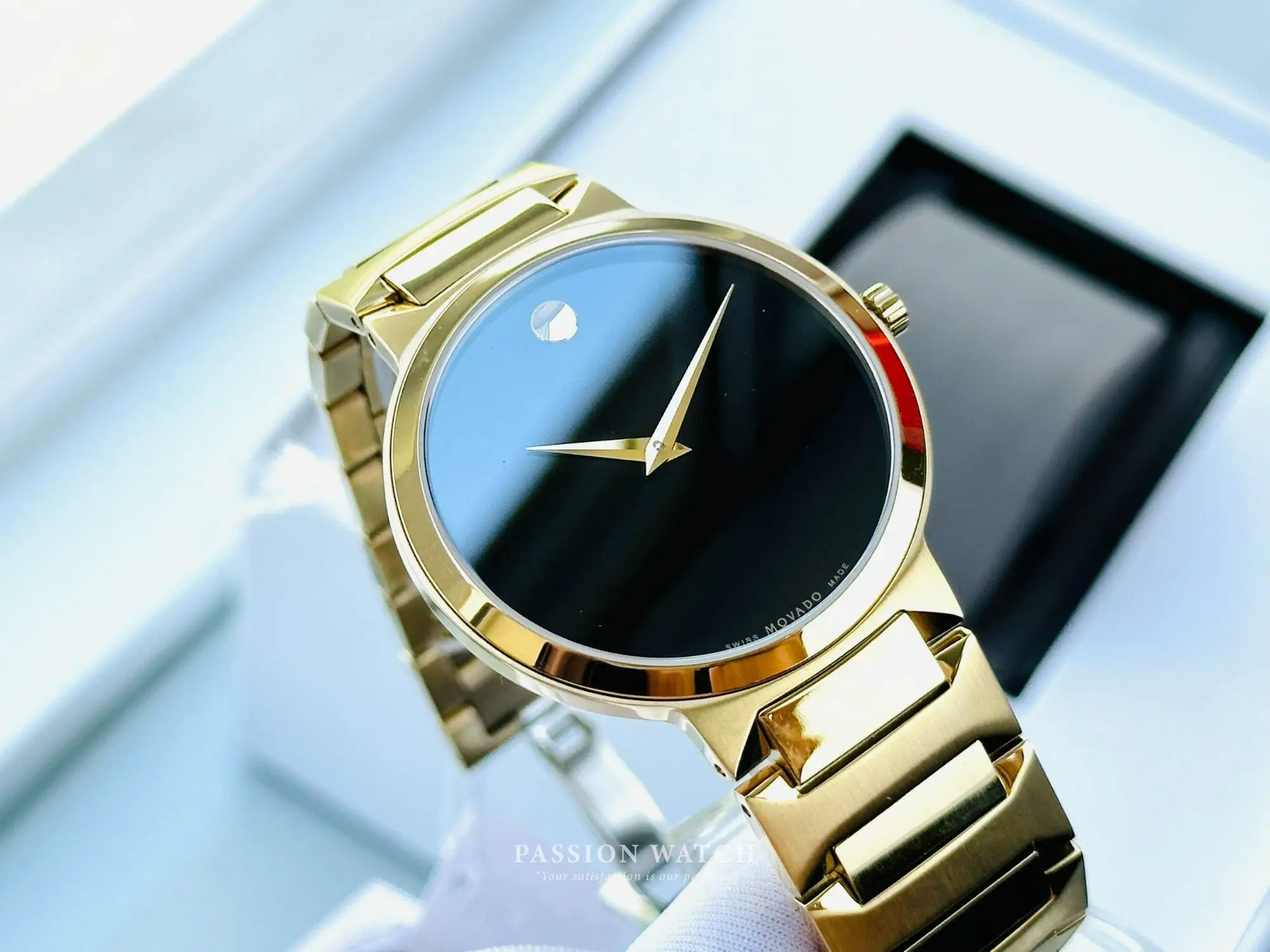 movado-temo-0607294-5 Hình ảnh chiếc đồng hồ Movado Temo 0607294 với góc nhìn rõ nét, nổi bật với kim chỉ vàng và logo tròn ở vị trí 12h, đem đến một thiết kế hiện đại và thanh lịch.