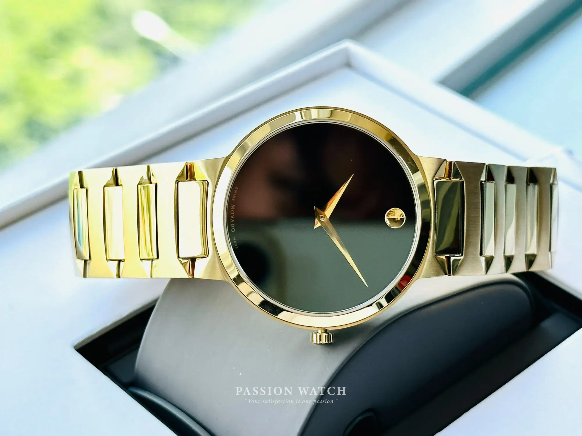 movado-temo-0607294-6 Cạnh bên đồng hồ Movado Temo 0607294, thể hiện thiết kế vỏ thép không gỉ mạ vàng và dây đeo chắc chắn, tạo nên sự sang trọng và hiện đại cho chiếc đồng hồ.