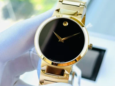 movado temo 0607294 8 Đồng hồ Movado Temo 0607294 trên tay, thể hiện vỏ thép mạ vàng và kim chỉ vàng nổi bật, mang lại vẻ đẹp sang trọng và tinh tế.