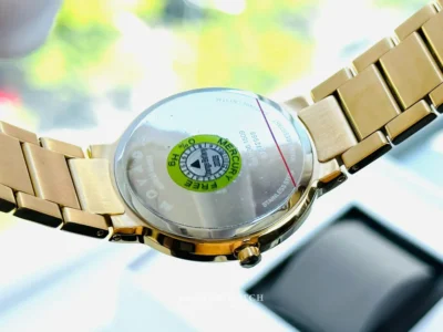 movado temo 0607294 9 Mặt đáy đồng hồ Movado Temo 0607294 với thông số bộ máy rõ ràng, thể hiện chất lượng và sự tỉ mỉ trong chế tác của Movado.