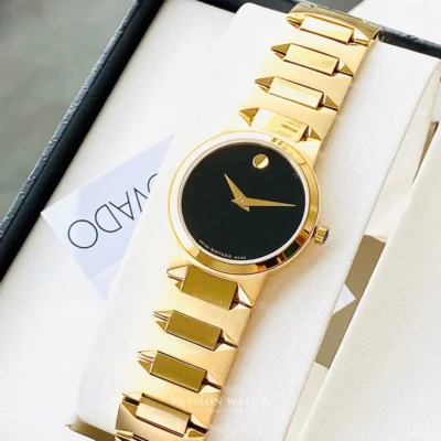 Cận cảnh mặt số của Movado Temo 0607297, với thiết kế tối giản, kim chỉ vàng sáng nổi bật trên nền dial đen huyền bí, mang đến vẻ thanh lịch và mạnh mẽ.