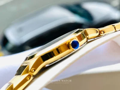 Núm chỉnh giờ của đồng hồ Movado Temo 0607297, thiết kế nhỏ gọn, dễ sử dụng, đồng bộ với màu sắc và chất liệu của vỏ thép mạ vàng