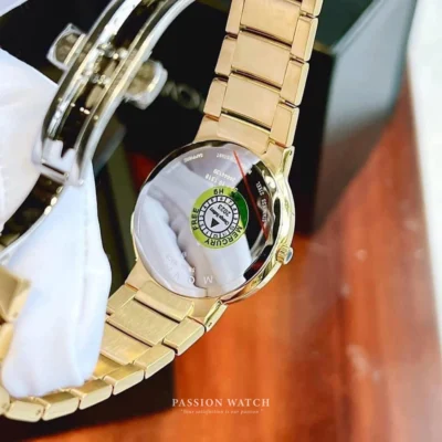Mặt đáy đồng hồ Movado Temo 0607297, với các thông số bộ máy rõ ràng, thể hiện sự chế tác tỉ mỉ và chất lượng cao của đồng hồ Movado.