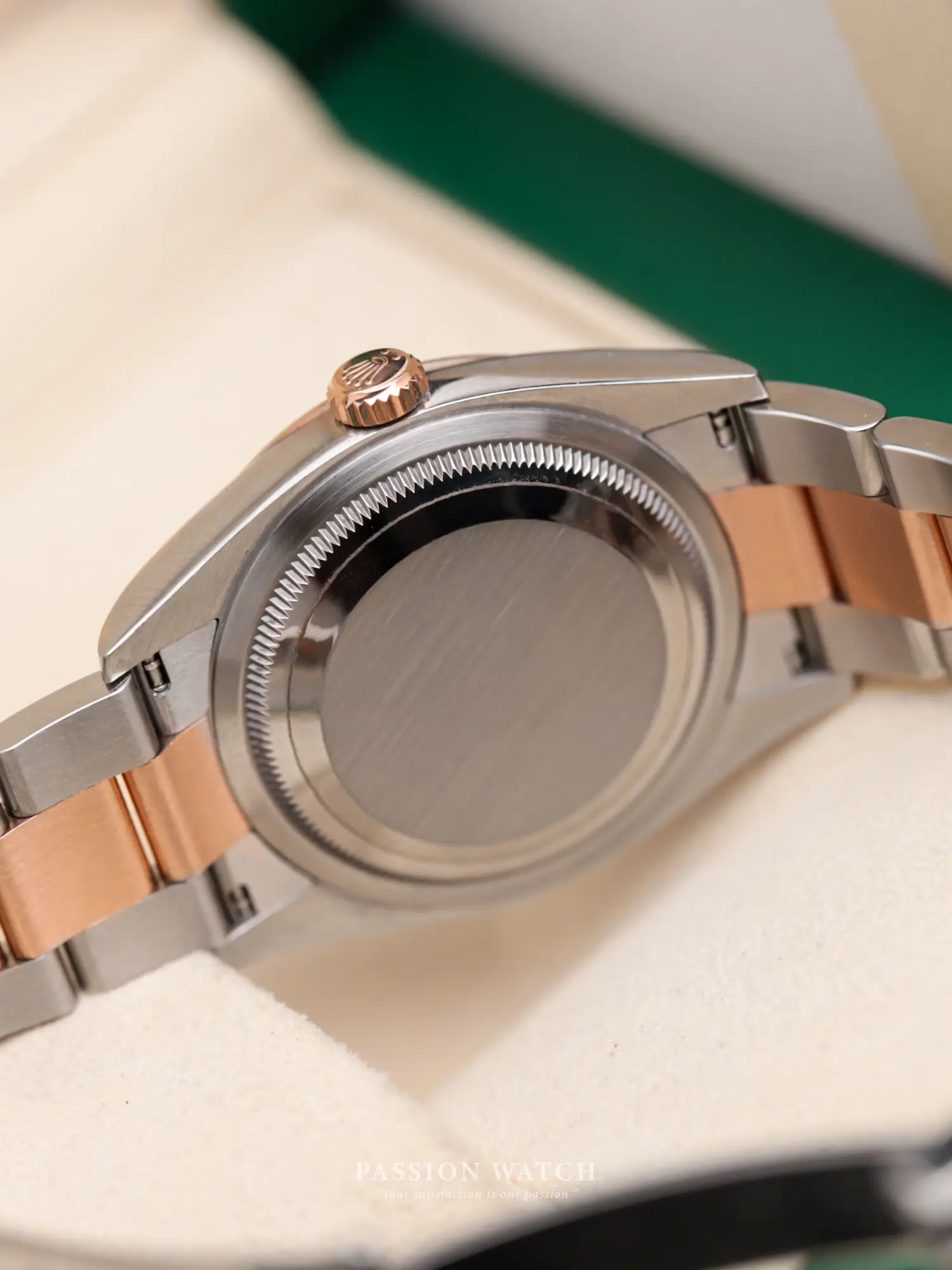 rolex-datejust-36-126283-mat-so-bac-van-gap-nep-coc-so-da-quang-10 Đáy kín Rolex Datejust 36 126283 Mặt Số Bạc Vân Gấp Nếp Cọc Số Dạ Quang