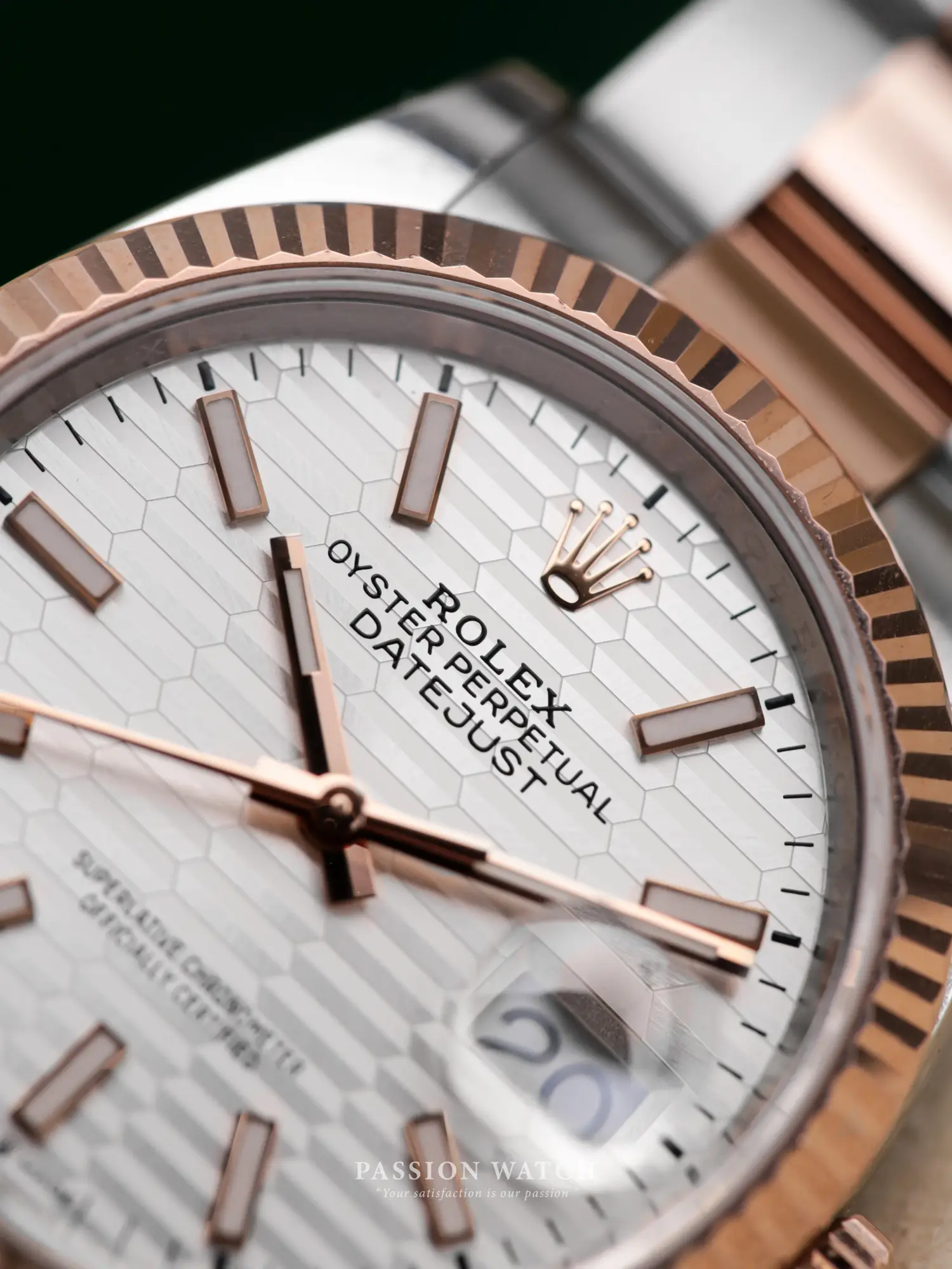 rolex-datejust-36-126283-mat-so-bac-van-gap-nep-coc-so-da-quang-6 Mặt số có logo của mẫu đồng hồ Rolex Datejust 36 126283 Mặt Số Bạc Vân Gấp Nếp Cọc Số Dạ Quang