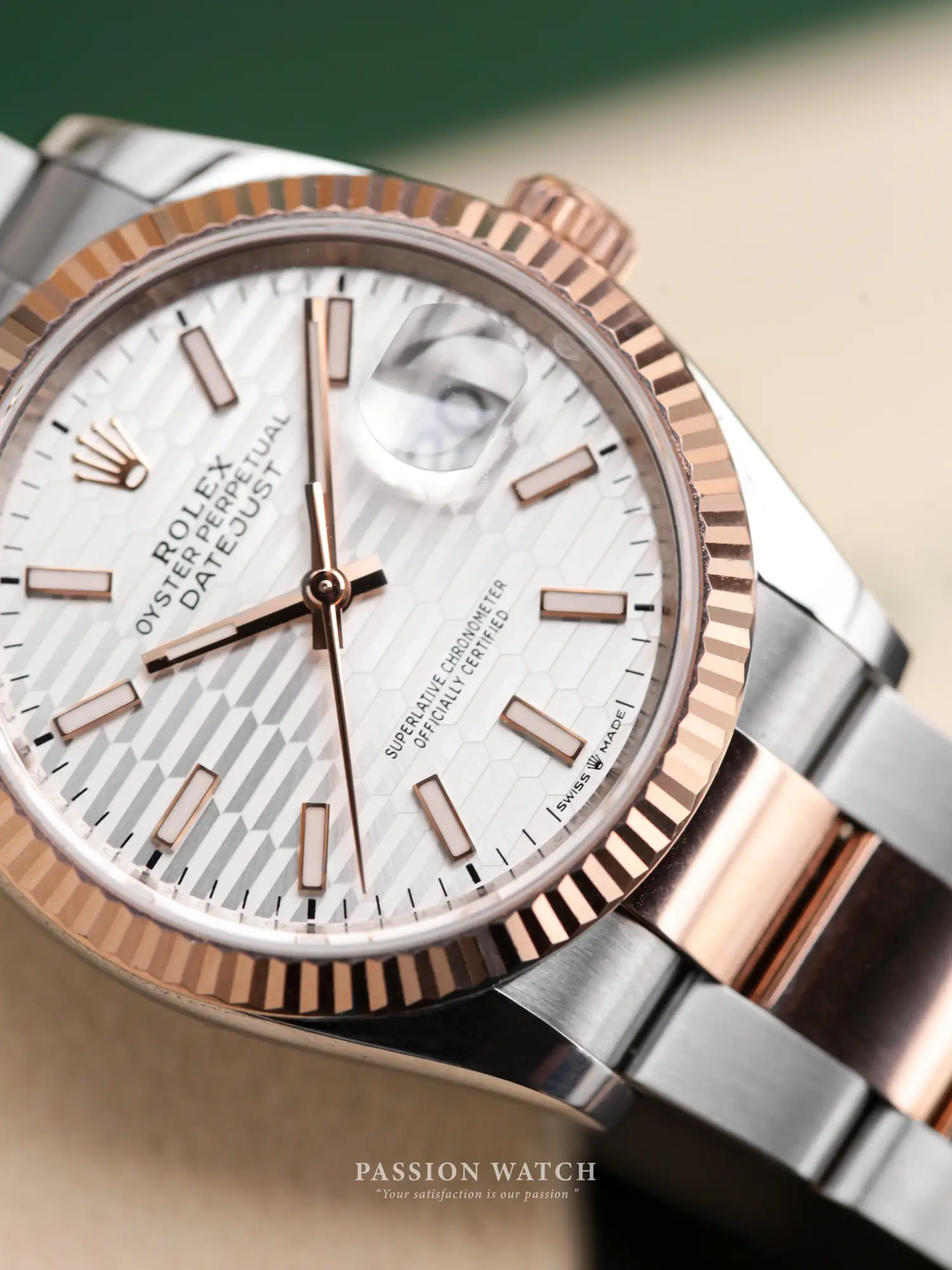 rolex-datejust-36-126283-mat-so-bac-van-gap-nep-coc-so-da-quang-7 Vành vàng hồng của Rolex Datejust 36 126283 Mặt Số Bạc Vân Gấp Nếp Cọc Số Dạ Quang