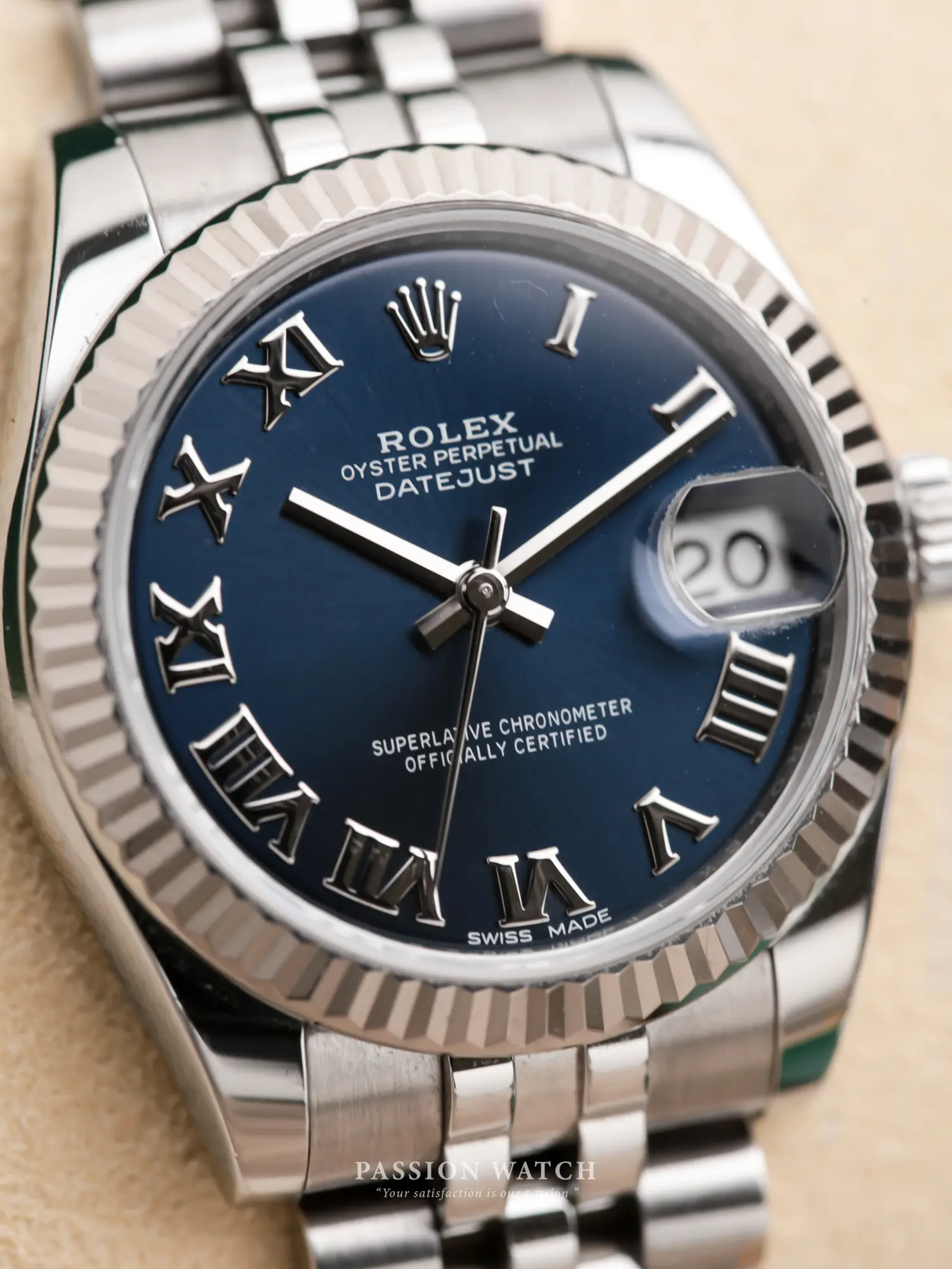 rolex-lady-datejust-31-178274-mat-so-xanh-duong-coc-so-la-ma-7 Cận cảnh mặt số màu xanh dương của Rolex Lady-Datejust 31 178274
