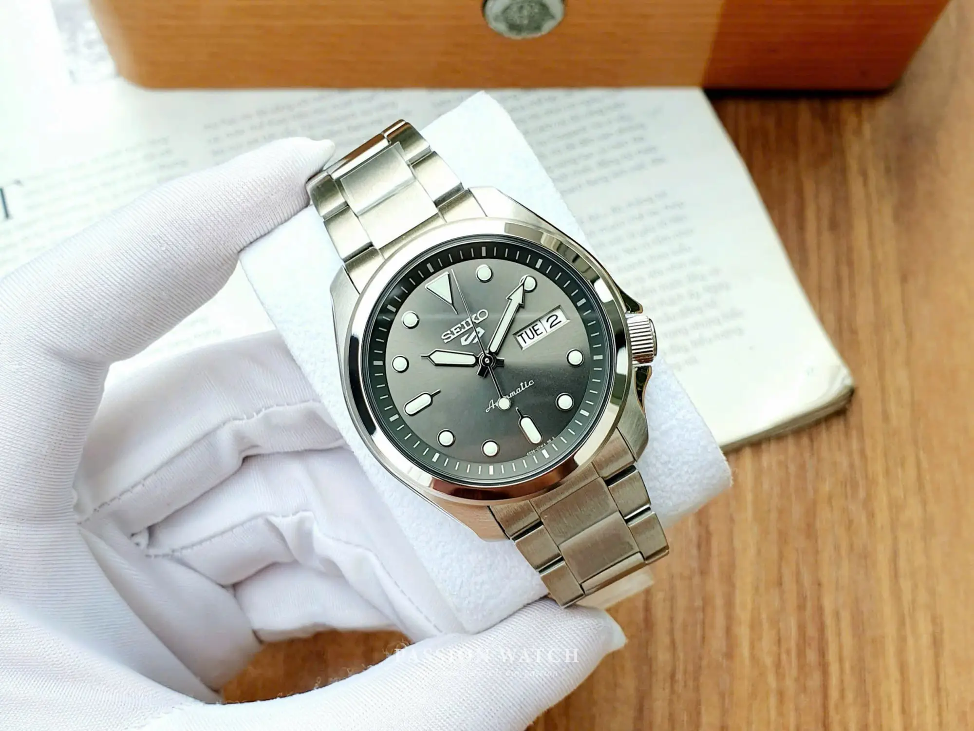 seiko-5-sports-srpe51k1-1 Mặt số đồng hồ Seiko 5 Sports SRPE51K1 màu xám sang trọng, cọc số và kim dạ quang