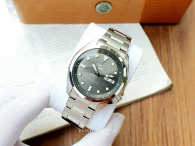 seiko 5 sports srpe51k1 2 Mặt số đồng hồ Seiko 5 Sports SRPE51K1 màu xám sang trọng, cọc số và kim dạ quang