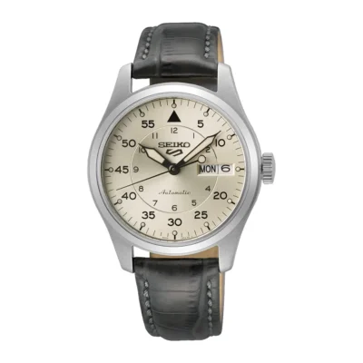 Seiko 5 Sports SRPG35K1 với mặt số đen, cọc số học trò sáng màu và dây đeo vải NATO nâu vintage, mang đậm phong cách quân đội.