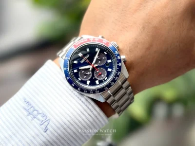 Seiko Prospex Speedtimer SSC913P1 trên tay, nổi bật với mặt số xanh dương và vành bezel xanh dương phối đỏ (phong cách Pepsi)