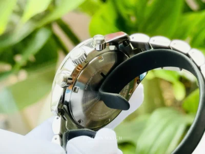 Seiko Prospex Speedtimer SSC913P1 từ góc nhìn cạnh bên, thể hiện thiết kế vỏ thép không gỉ chắc chắn và mặt số tinh tế
