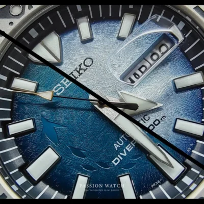 seiko prospex srph75k1 3 Mặt số Seiko Prospex SRPH75K1 xanh nhạt, mô phỏng băng tan, dấu chân chim cánh cụt.