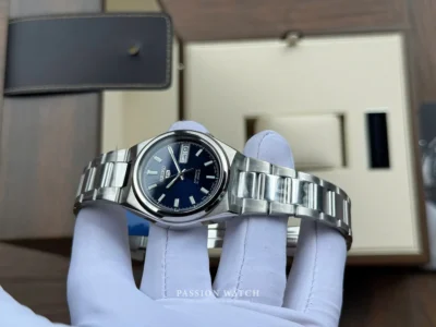 Trên tay Đồng hồ Seiko 5 SNKC51J1 mặt số màu xanh dương