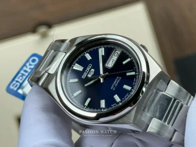 Đồng hồ Seiko 5 SNKC51J1 mặt số màu xanh dương có ô lịch ngày thứ góc 3h