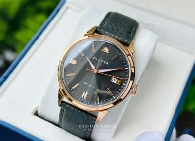dong ho bulova frank sinatra 97b206 5 Đồng Hồ Bulova Frank Sinatra 97B206 Vỏ thép không gỉ mạ vàng hồng. Dây da xám