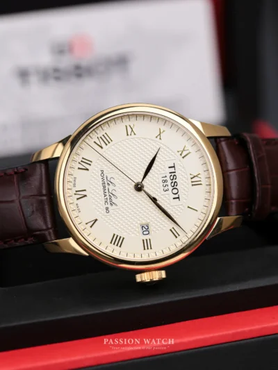 dong ho tissot le locle powermatic 80 t006 407 36 263 00 t0064073626300 4 Đồng Hồ Tissot Le Locle Powermatic 80 T006.407.36.263.00 (T0064073626300) cổ điển sang trọng với tone vàng gold dây da nâu