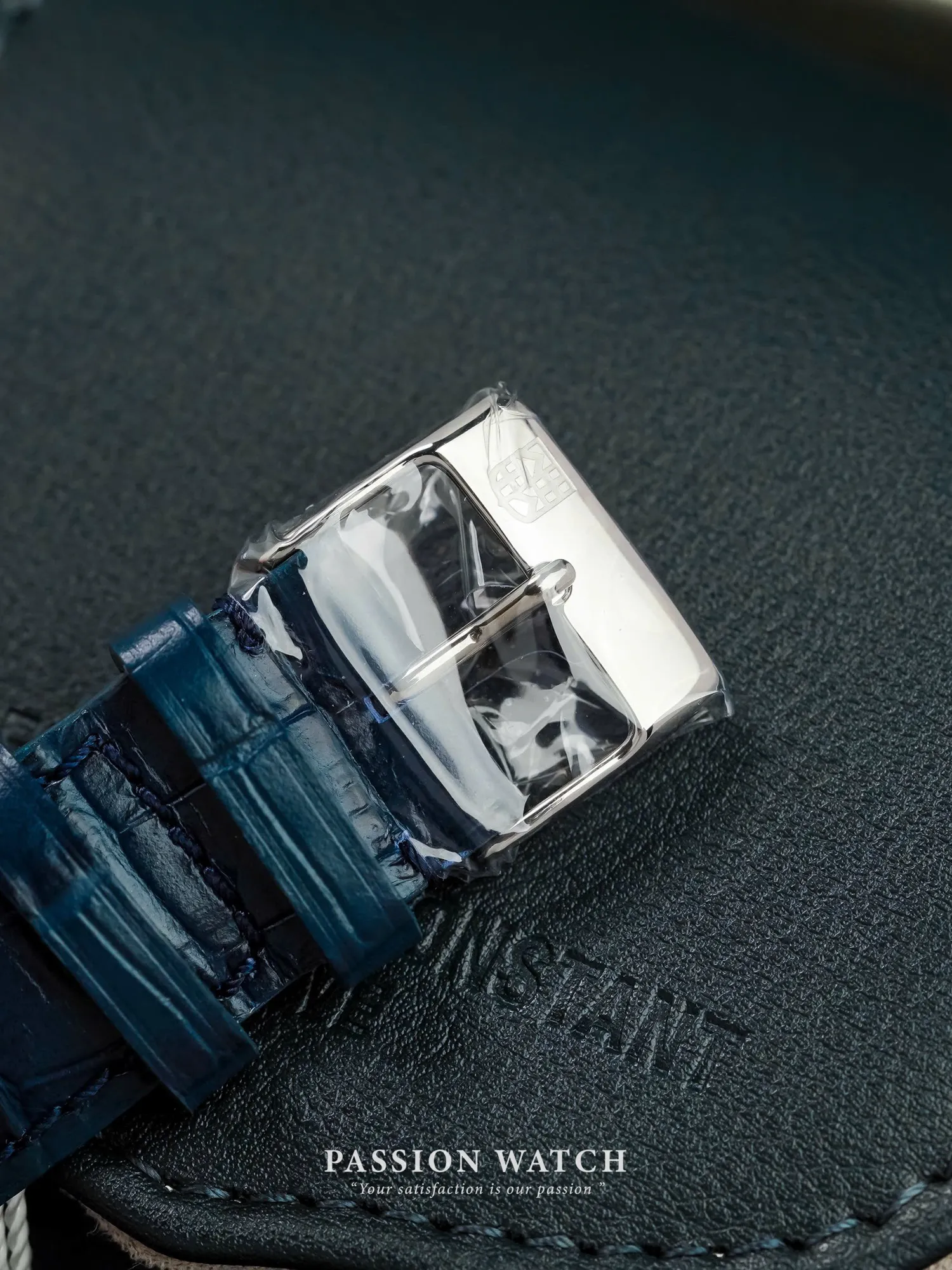 dong-ho-frederique-constant-classics-carree-heart-beat-fc-311n4c6-10 Khóa xiên Đồng Hồ Frederique Constant Classics Carree Heart Beat FC-311N4C6 - New, Fullbox